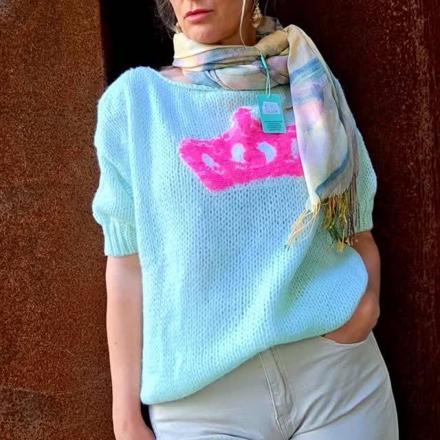 👑 Kronen-Strick & Barrella-Hosen – das perfekte Duo!

💜Sylwia ist heute noch bis 16 Uhr für euch im Laden und zeigt euch diese tollen Looks.
Die Barrela-Hosen sind nicht nur super bequem, sondern auch echte Allrounder – lässig, modern und perfekt kombinierbar.

Dazu unsere Kronen-Strickteile als Sta