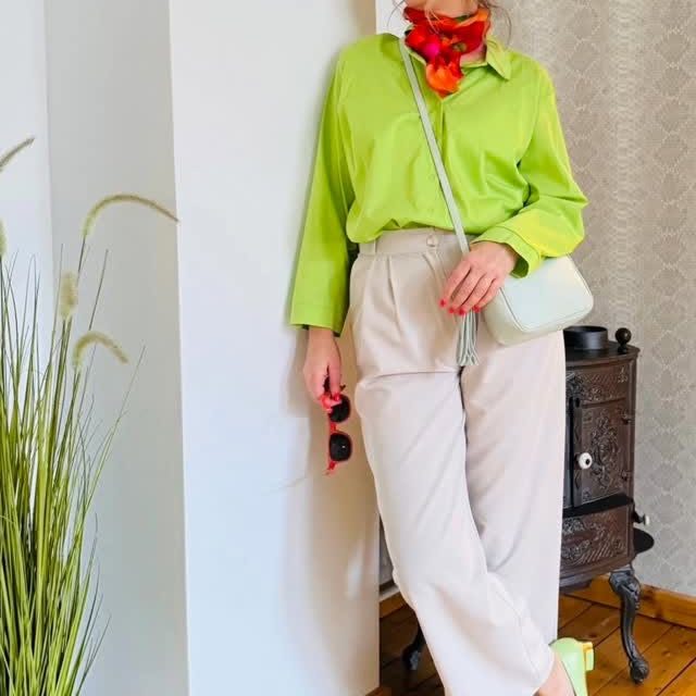 Zeit für deinen Pastell-Moment 💚💛💜
Kiwi, Himmelblau, Flieder, Rosé – unsere neuen Hemden bringen frischen Wind in deine Frühlingsgarderobe.
Klare Schnitte, soften Farben, maximaler Style-Faktor.
Leicht zu kombinieren, schwer zu widerstehen. 💫
Welche Farbe ist dein Favorit?